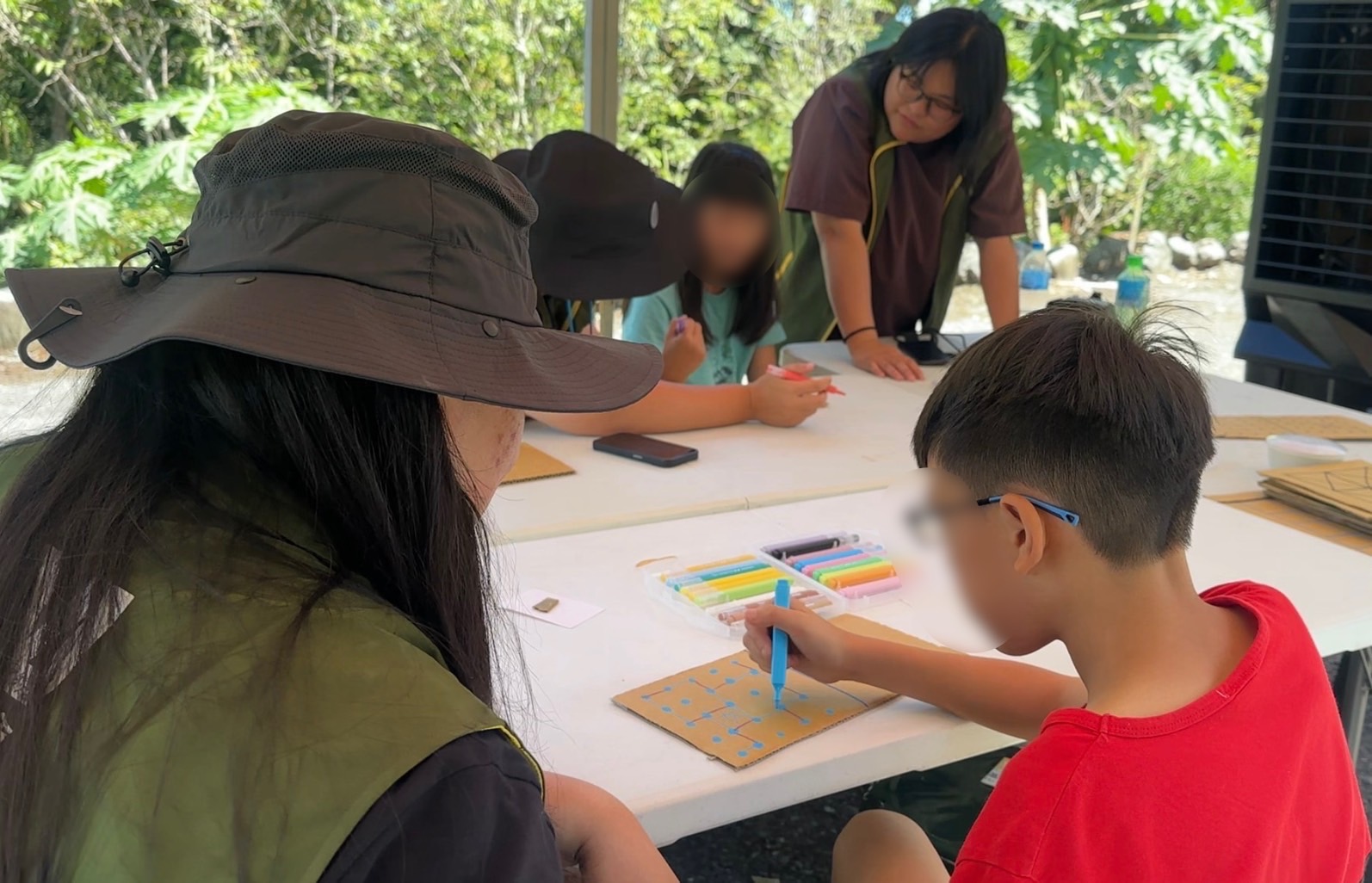 光復災後,芥菜種會於馬太鞍教會成立臨時兒少關懷據點,透過遊戲學習與情緒陪伴,使孩子在混亂中重新獲得安定感。(芥菜種會提供)